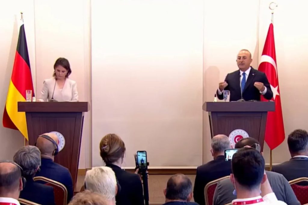 Εκτός εαυτού ο Τσαβούσογλου κούνησε το δάχτυλο στην Μπέρμποκ για τα ελληνοτουρκικά!