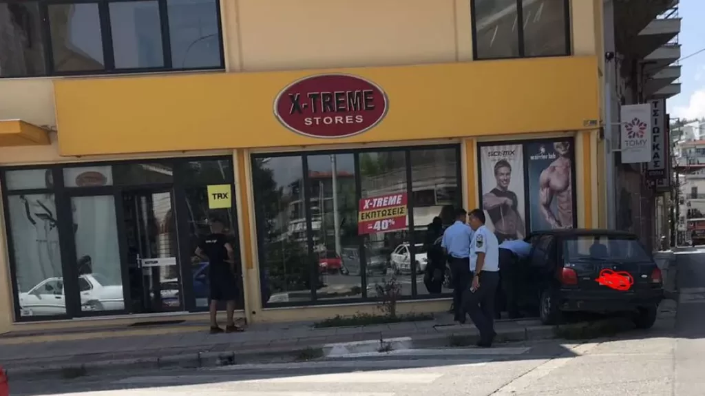 Κοζάνη: Αυτοκίνητο έπεσε στη βιτρίνα καταστήματος (βίντεο)