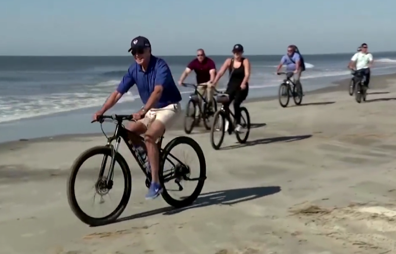 Βόλτα του Τζο Μπάιντεν με ποδήλατο στην Καρολίνα (vid)