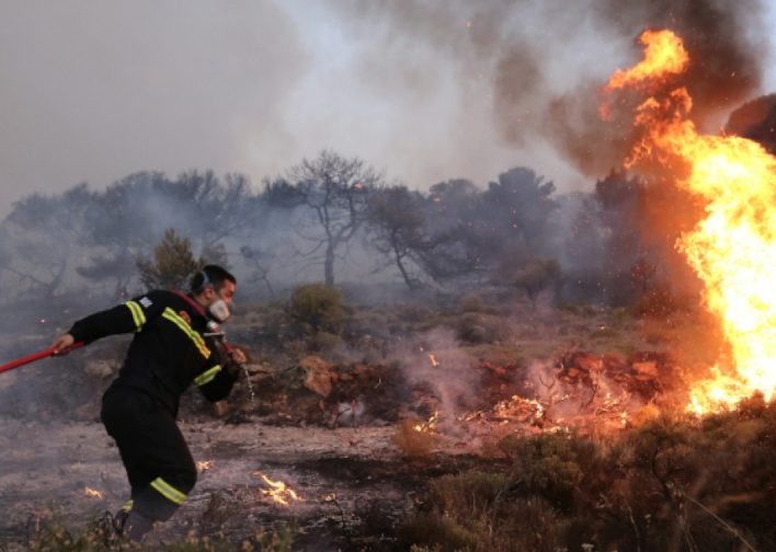 Ρόδος: Φωτιά από κεραυνό σε δασική περιοχή