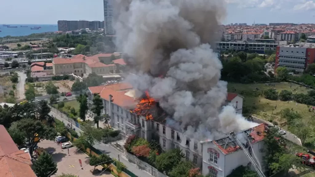 Κωνσταντινούπολη: Τεράστια καταστροφή από φωτιά στο Ελληνικό Νοσοκομείο – Άμεση αποκατάσταση του κτιρίου, λέει ο Καλίν