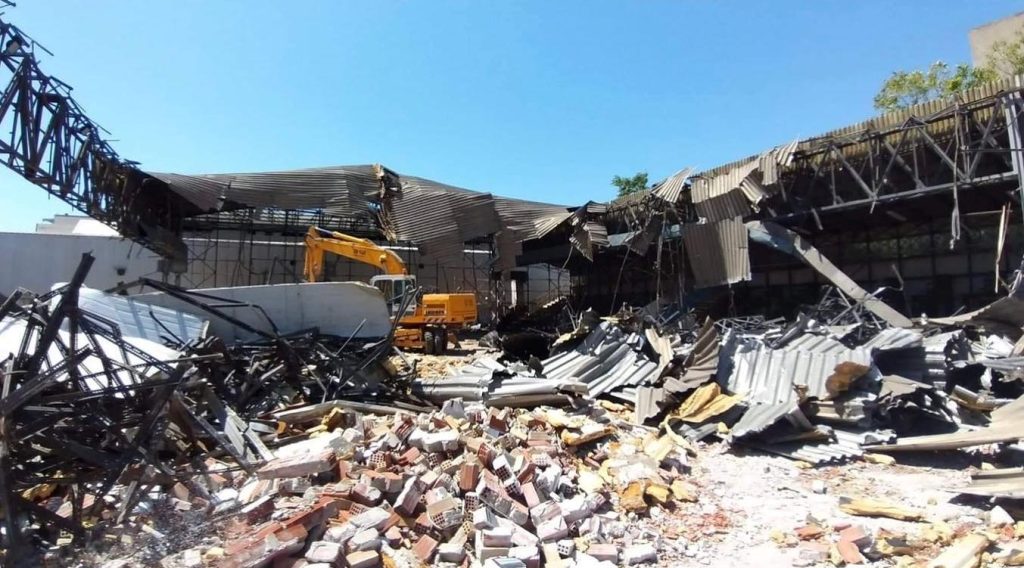 Γκρεμίστηκε και ξεκινά άμεσα η ανακατασκευή του κλειστού γηπέδου «Π. Καπαγέρωφ» στον Πειραιά από την Περιφέρεια Αττικής