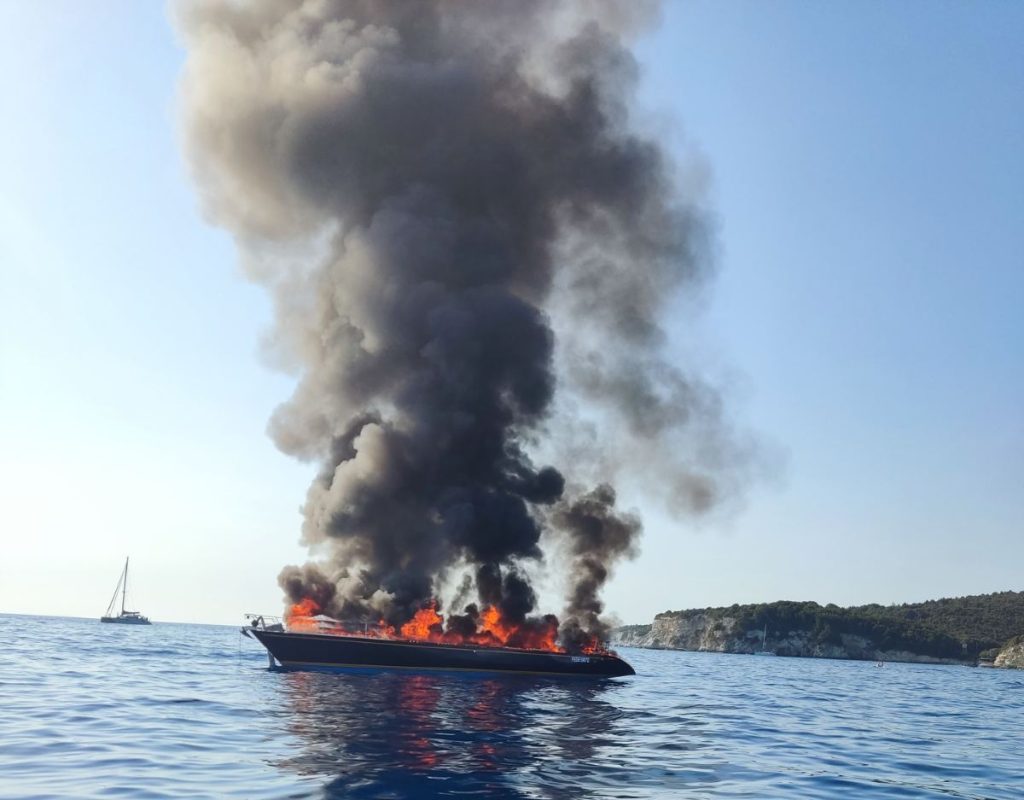 Στις φλόγες ιστιοφόρο στους Αντιπαξούς