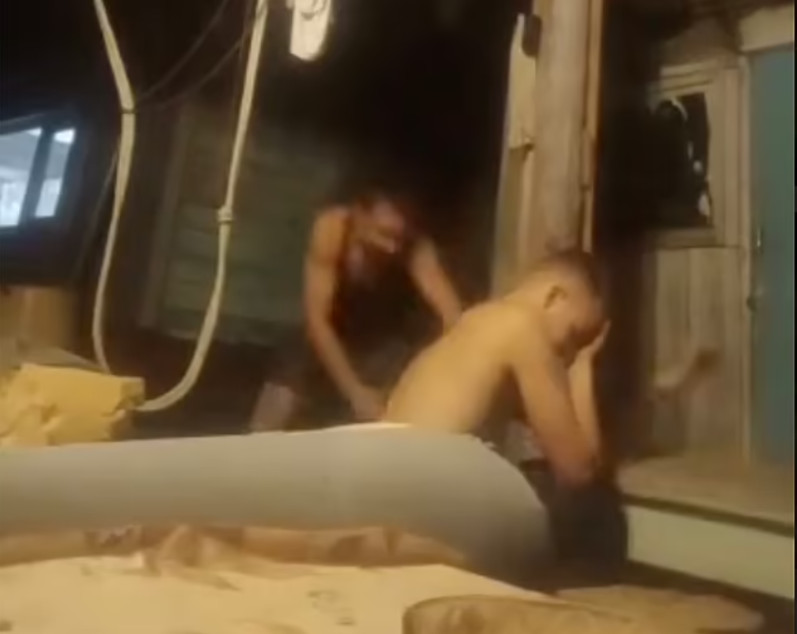 Ρωσία: Του χτυπάει το χέρι με βαριοπούλα για να αποφύγει την επιστράτευση (ΒΙΝΤΕΟ ΣΟΚ)