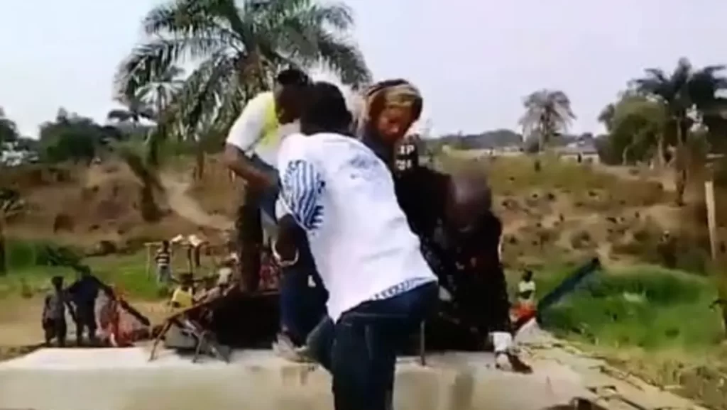 Γέφυρα καταρρέει στο Κονγκό την ώρα που κόβουν την κορδέλα των εγκαινίων (βίντεο)