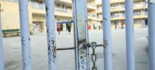 Γυναίκα σε κατάσταση παράκρουσης μπήκε σε σχολείο του Βόλου και απειλούσε να μαχαιρώσει μαθητές