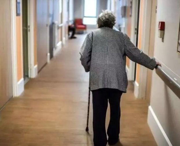 Θεσσαλονίκη: Ελεύθεροι οι ιδιοκτήτες του γηροκομείου στο Ασβεστοχώρι, όπου πέθαναν 26 ηλικιωμένοι από κορωνοϊό