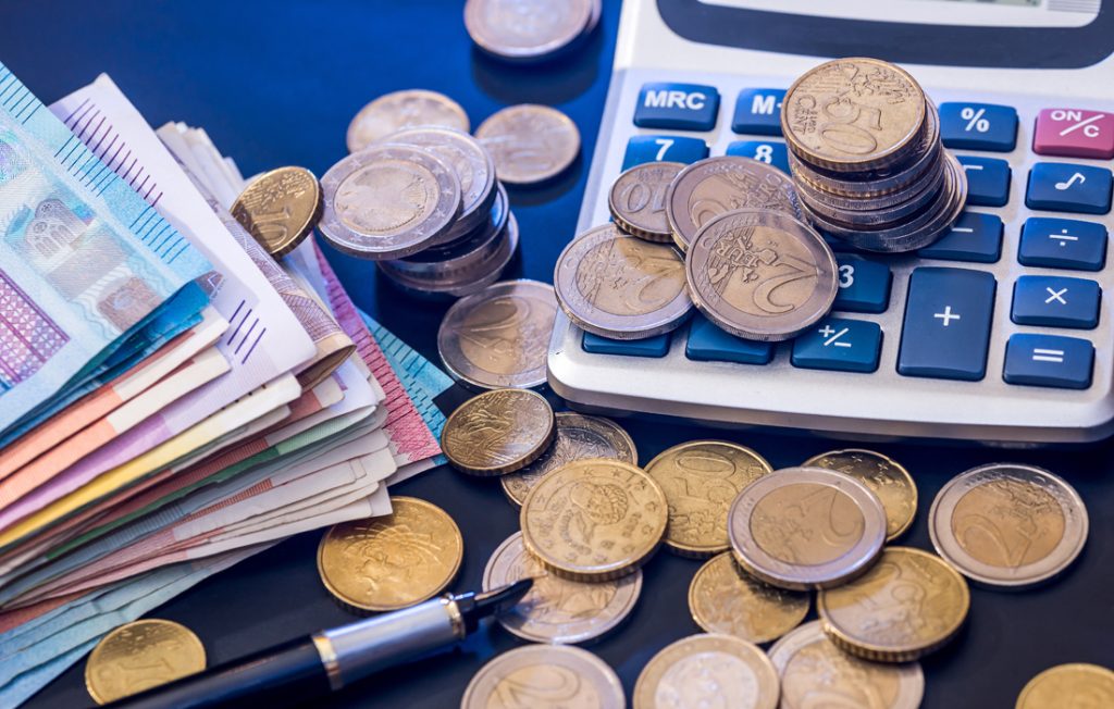 Στη Βουλή τη Δευτέρα ο συμπληρωματικός προϋπολογισμός ύψους 2,9 δισ. ευρώ