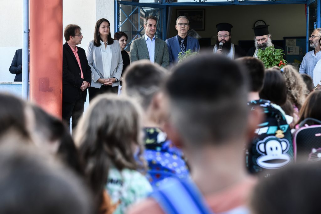 Σε δημοτικό σχολείο της Δραπετσώνας για τον αγιασμό Μητσοτάκης και Κεραμέως