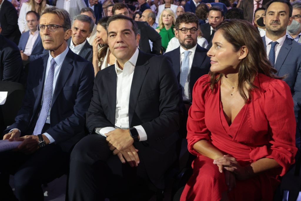 Λαμπερή στα κόκκινα η Μπέτυ Μπαζιάνα στο «Βελλίδειο» (ΦΩΤΟ)