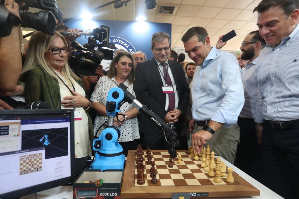 Η βόλτα Τσίπρα στη ΔΕΘ – Μηνύματα, ατάκες, δώρα και… παρατράγουδα (ΒΙΝΤΕΟ)