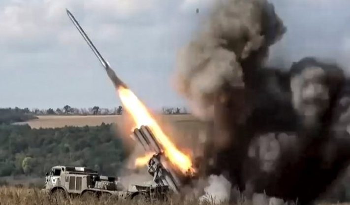 Ουκρανία: «Χτυπήθηκε» θερμοηλεκτρικός σταθμός από ρωσικό πύραυλο (βίντεο)