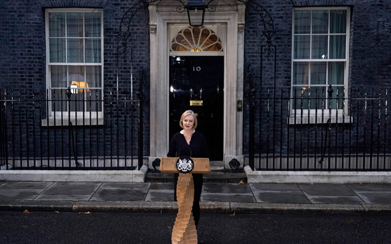 Βρετανία: Παραιτήθηκε η Λιζ Τρας