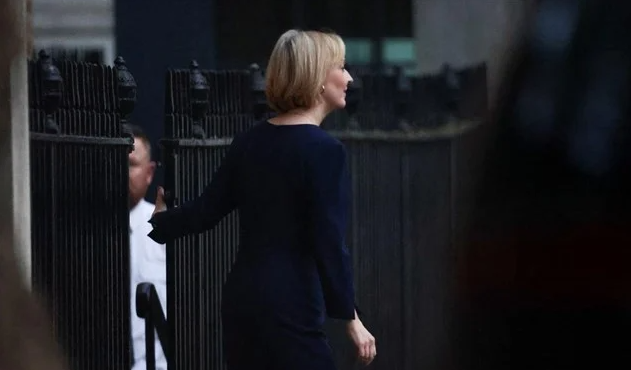 Γκάφες και σαρδάμ στα Βρετανικά ΜΜΕ λόγω της παραίτησης Τρας