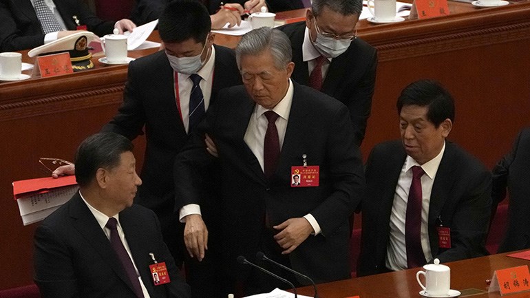 Κίνα: Πέταξαν έξω από το συνέδριο του ΚΚ τον πρώην πρόεδρο Χου Τζιντάο (βίντεο)