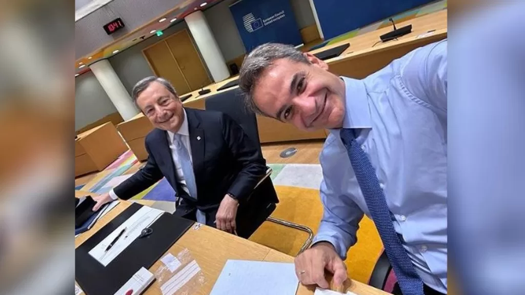 Selfie Μητσοτάκη – Ντράγκι στη Σύνοδο Κορυφής