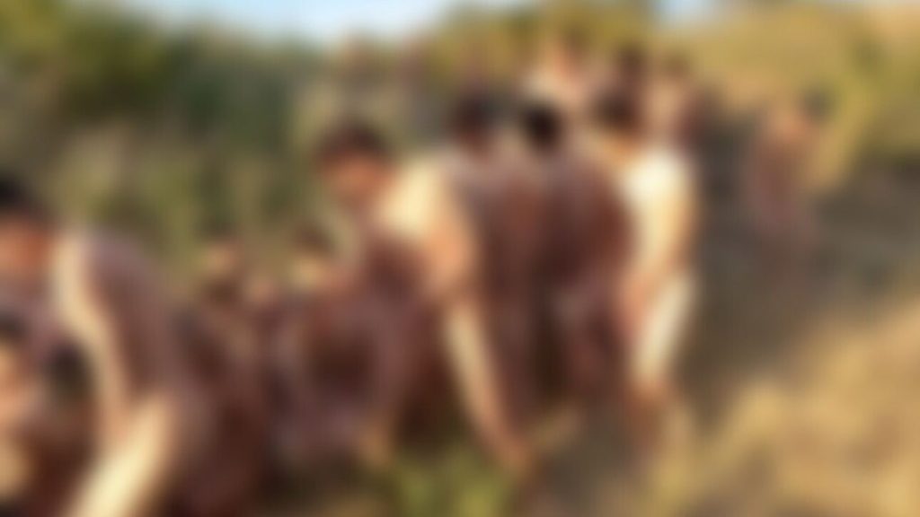 Θράσος των Τούρκων με τους γυμνούς μετανάστες! «Έλληνες, να είστε λίγο πολιτισμένοι!»