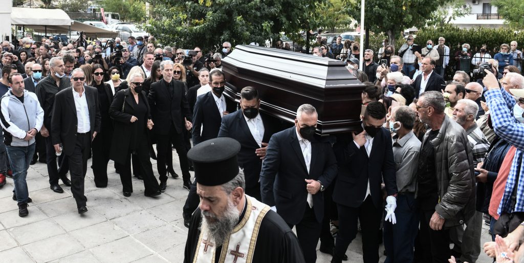 Το τελευταίο χειροκρότημα στον Σταμάτη Κόκοτα! Ποιοι έδωσαν το «παρών» (ΒΙΝΤΕΟ)