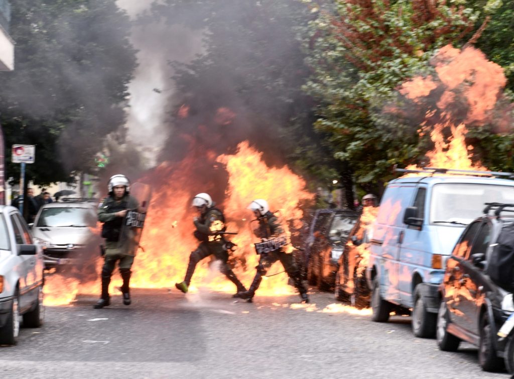 Επεισόδια και μολότοφ σε πορεία για τη 12χρονη στα Σεπόλια! Έσπασαν το αυτοκίνητο του 53χρονου! (ΦΩΤΟ)