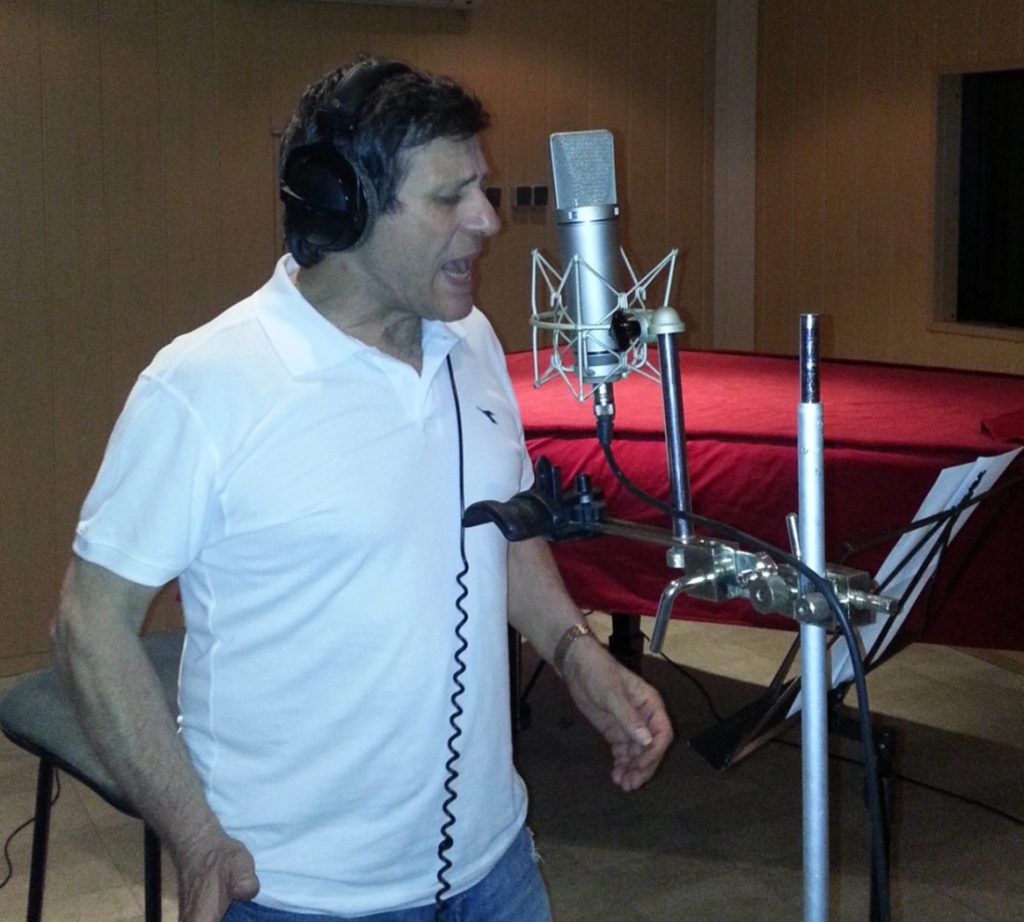 Σταύρος Αβράμογλου: ο ξυλογλύπτης, μουσικός και ερμηνευτής μας μιλά για το νέο του album “COSMOS”