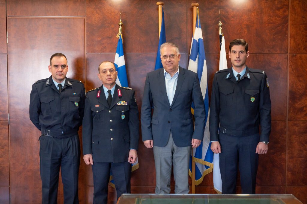 Εύσημα Θεοδωρικάκου σε αστυνομικούς της Λευκάδας