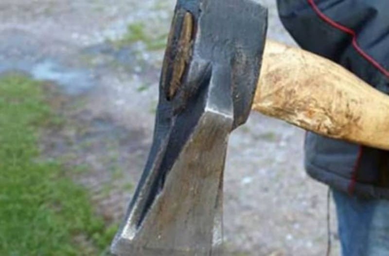 Αγρίνιο: Τον χτύπησε με τσεκούρι στην πλάτη έξω από ταβέρνα – Στο νοσοκομείο το θύμα