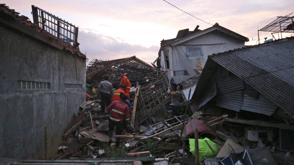 Ινδονησία: Στους 310 αυξήθηκε ο αριθμός των νεκρών από τον σεισμό