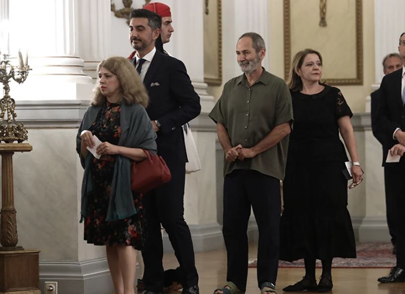 Πολ Ευμορφίδης: Ο Mr. Coco-Mat έκλεψε την παράσταση στο Προεδρικό Μέγαρο με τα σανδάλια του