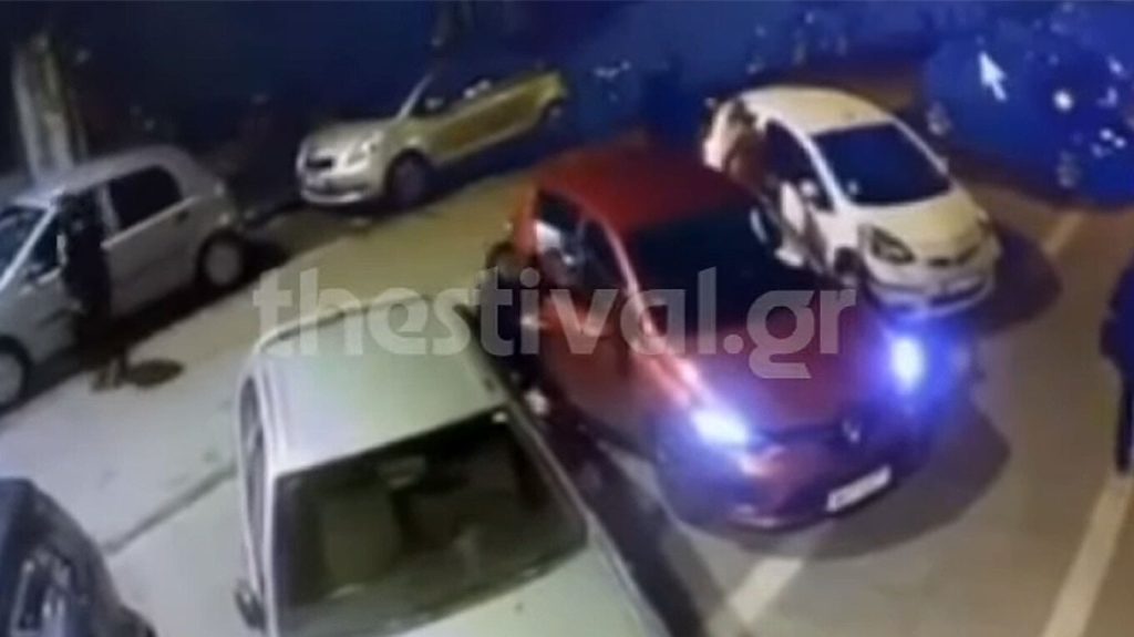 Βίντεο-ντοκουμέντο! Πώς την ξεγέλασαν για να αρπάξουν τσάντα μέσα από το αυτοκίνητο!