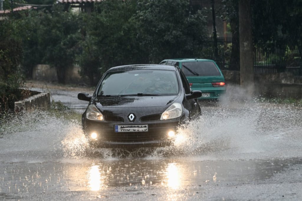 163 κλήσεις στην Πυροσβεστική για αντλήσεις υδάτων και πεσμένα δέντρα από την κακοκαιρία «Αriel»