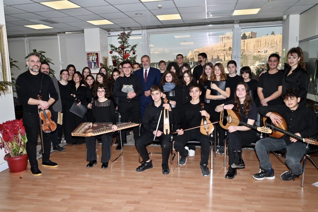 Θερμές ευχές και κάλαντα στον Πατούλη από μαθητές και καθηγητές των Μουσικών Σχολείων Αθήνας και Αλίμου