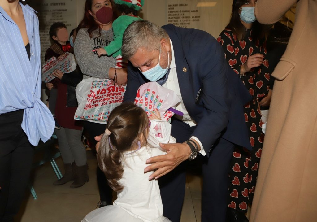 Δώρα στα παιδιά της ΕΛΕΠΑΠ μοίρασε ο Πατούλης