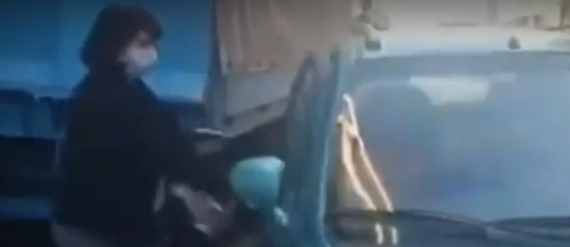 Κιβωτός του Κόσμου: Εκνευρισμένη η πρεσβυτέρα με τους δημοσιογράφους μετά τις καταγγελίες – «Ρε άντε φύγετε από εδώ» (βίντεο)