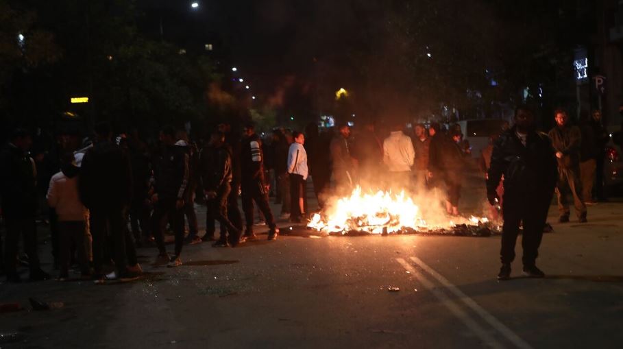 Πυροβολισμοί κατά αστυνομικών στον Ασπρόπυργο: Ρομά επιτέθηκαν σε αυτοκίνητο που επέβαινε μητέρα με το παιδί της