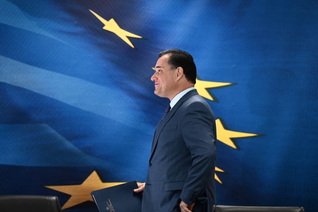 «Επετεύχθη ο στόχος» δηλώνει για το «καλάθι» ο Γεωργιάδης – «Εξοικονομείται ένας μισθός το χρόνο»