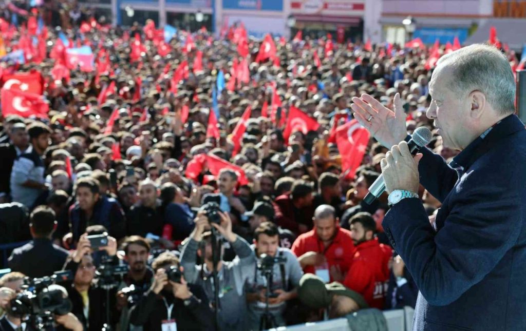 Στήνει νοθεία για να πάρει τις εκλογές