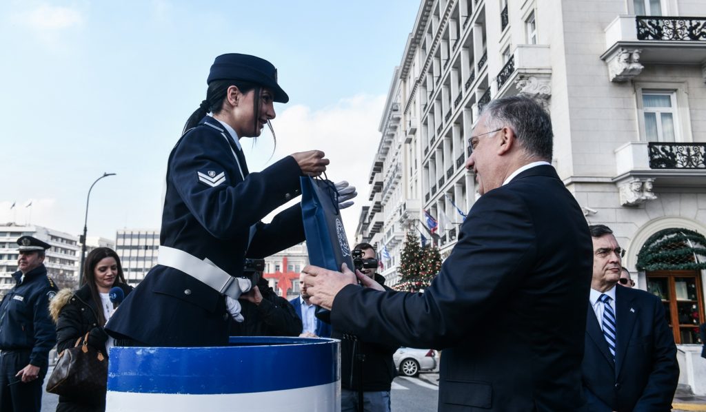 Το «ευχαριστώ» Θεοδωρικάκου στους αστυνομικούς και τα δώρα στους τροχονόμους