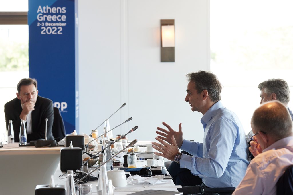 Μπαράζ επαφών Μητσοτάκη στη σύνοδο του Ευρωπαϊκού Λαϊκού Κόμματος