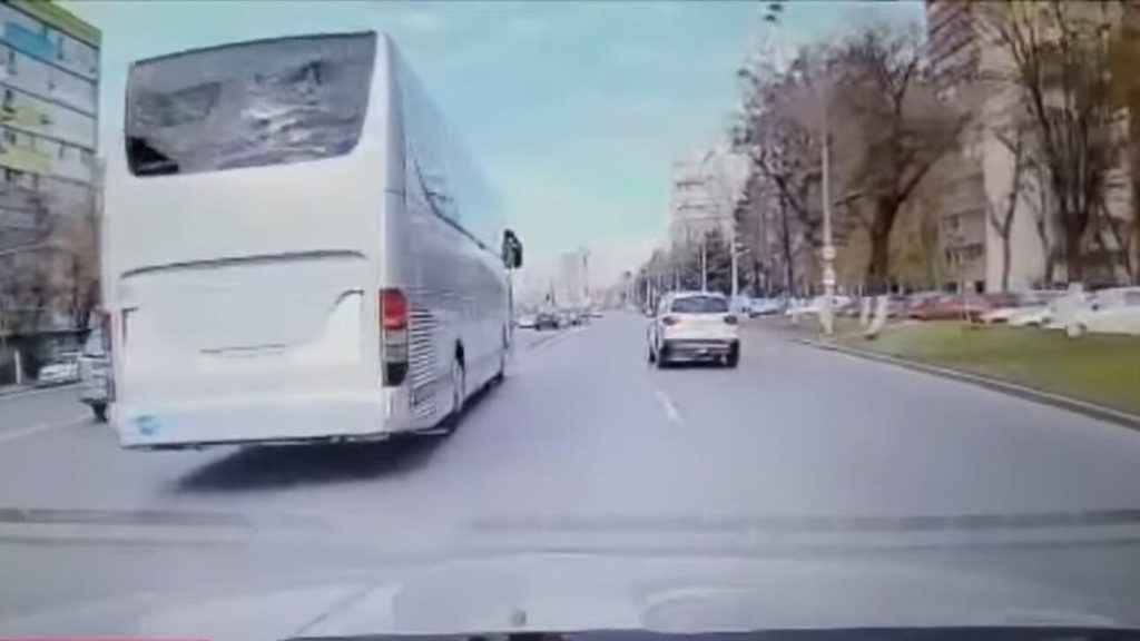 Το λεωφορείο με τους Έλληνες στο Βουκουρέστι αλλάζει τελευταία στιγμή λωρίδα!