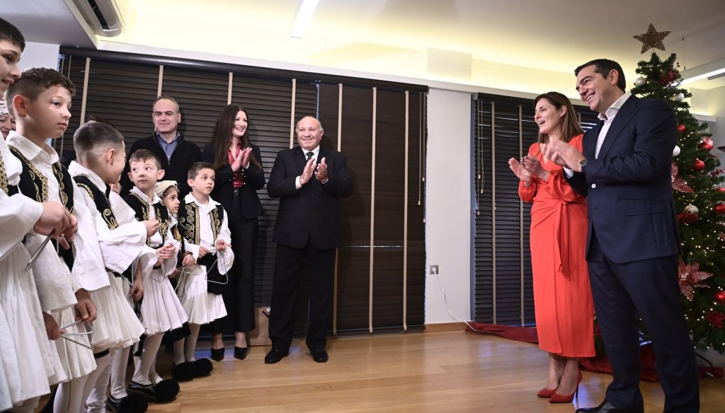 Τα κάλαντα, η φανέλα-δώρο και το «καρφί» για Μητσοτάκη στην Κουμουνδούρου!