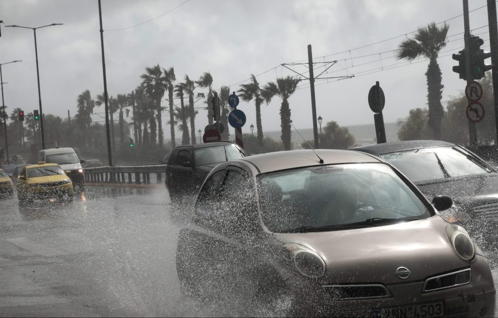 Διακοπή κυκλοφορίας στη λεωφόρο Ποσειδώνος και στη Χαριλάου Τρικούπη, λόγω κακοκαιρίας