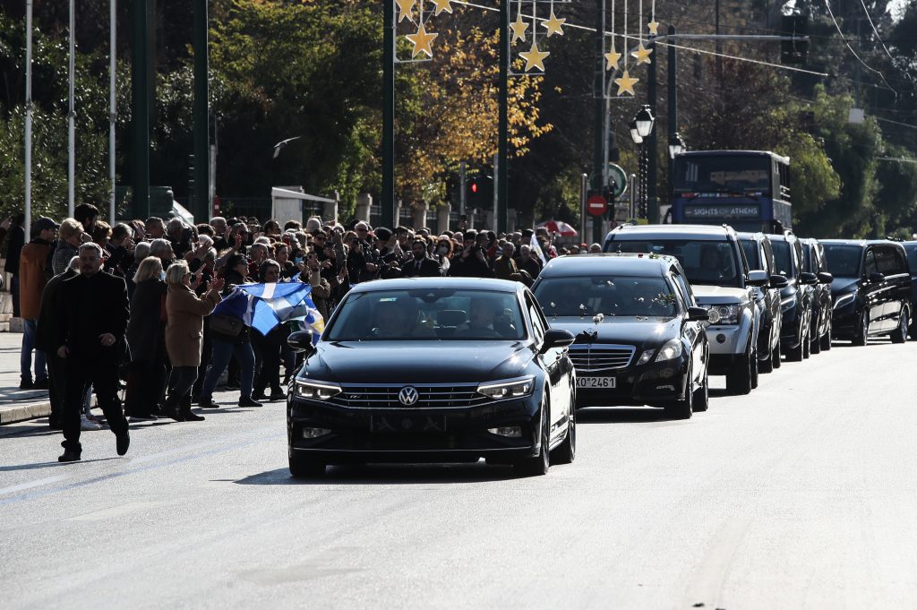 Έφτασε στο Τατόι η αυτοκινητοπομπή με τη σορό του Κωνσταντίνου