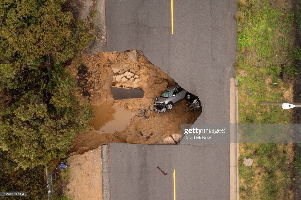 Tους 18 έφτασαν οι νεκροί από τα ακραία καιρικά φαινόμενα στην Καλιφόρνια – Ρεκόρ 150 ετών στη βροχόπτωση