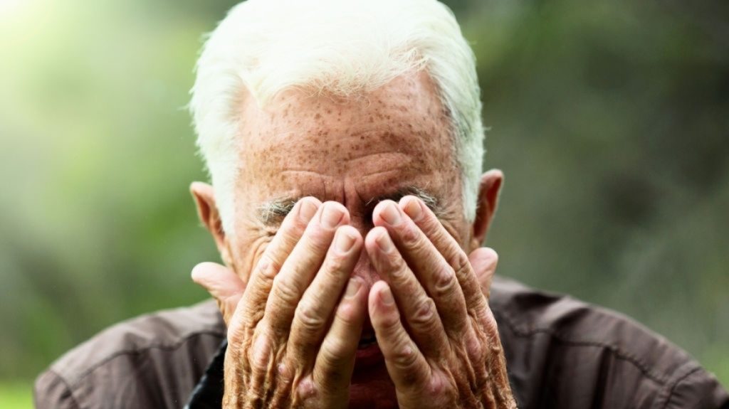 Πάτρα: Ανήλικες έκαναν ερωτικά χάδια σε 75χρονο έξω από τράπεζα και του “βούτηξαν” τη σύνταξή του