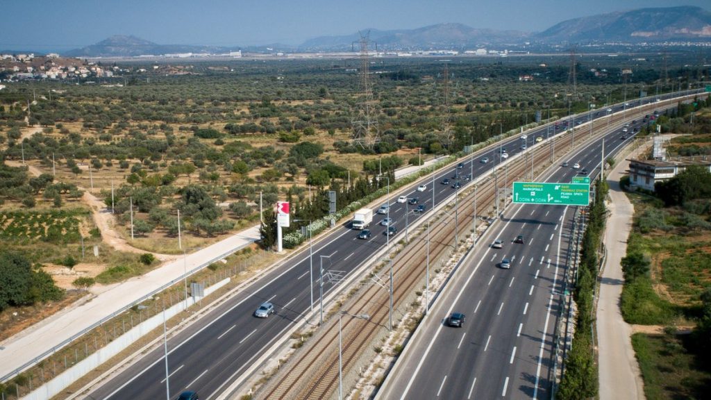 Φωτιά σε όχημα στην Αττική Οδό στο ρεύμα προς Αεροδρόμιο
