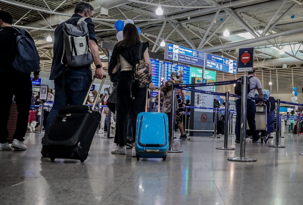 «Ελ. Βενιζέλος»: Ελαφροχέρης υπάλληλος του αεροδρομίου ξάφριζε από τις βαλίτσες των επιβατών