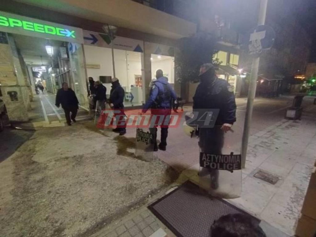 Πάτρα: Δρακόντεια μέτρα για τη μεταγωγή των επτά συλληφθέντων ληστών – Έξω από τα δικαστήρια και ο «Στέλιος» της 17Ν