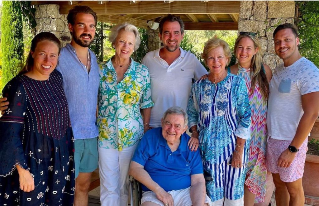 Τέως βασιλιάς Κωνσταντίνος: Ποιοι βουλευτές και υπουργοί θα πάνε στην κηδεία – Τα γεύματα και οι συναντήσεις των γαλαζοαίματων πριν και μετά την τελετή