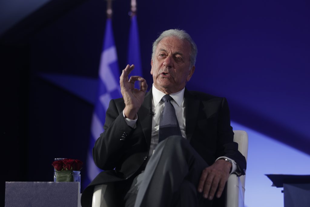 «Είμαι παρών» δηλώνει ο Δημήτρης Αβραμόπουλος