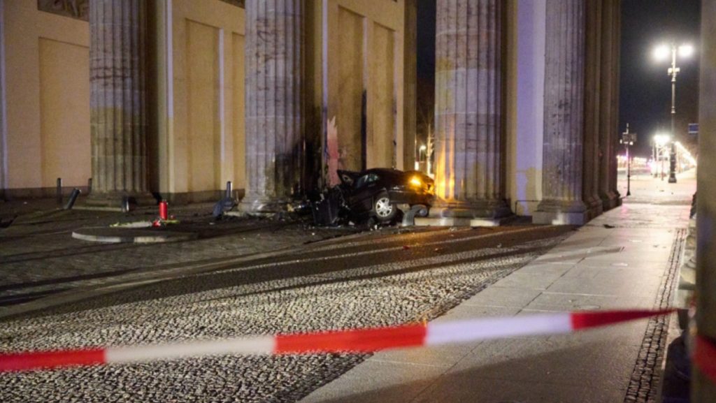 Αυτοκίνητο «καρφώθηκε» στην Πύλη του Βρανδεμβούργου! Νεκρός ο οδηγός! (ΦΩΤΟ)